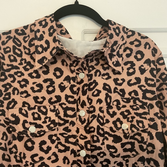 New XL. Women’s Leopard  button up shirt with long sleeves and two front pockets - Picture 3 of 12